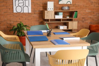 Ofisteki iş görüşmesi için masa hazırlandı.