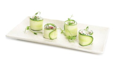 Beyaz arka planda lezzetli salatalıklı tabak.