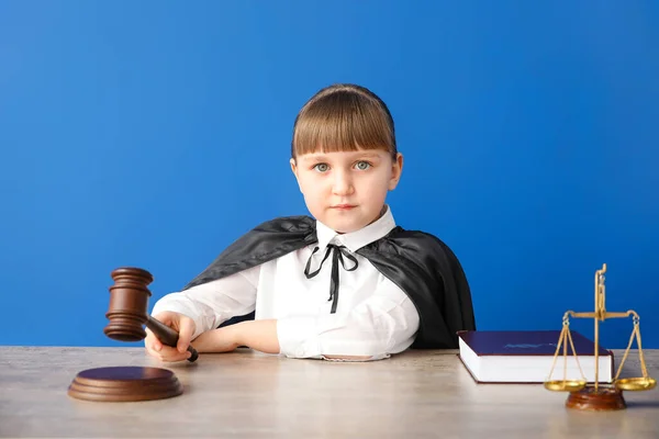 Портрет Маленького Судьи Сидящего Столом Цветном Фоне — стоковое фото