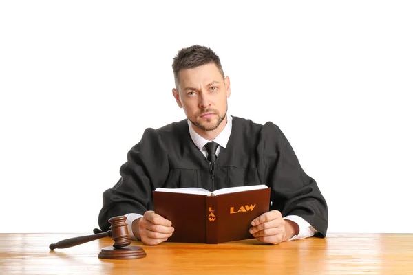 Richter Mit Buch Tisch Auf Weißem Hintergrund — Stockfoto