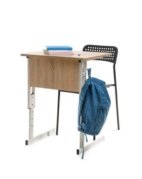 Beyaz Arka Planda Sandalye Sırt Çantalı Okul Masası — Stok fotoğraf