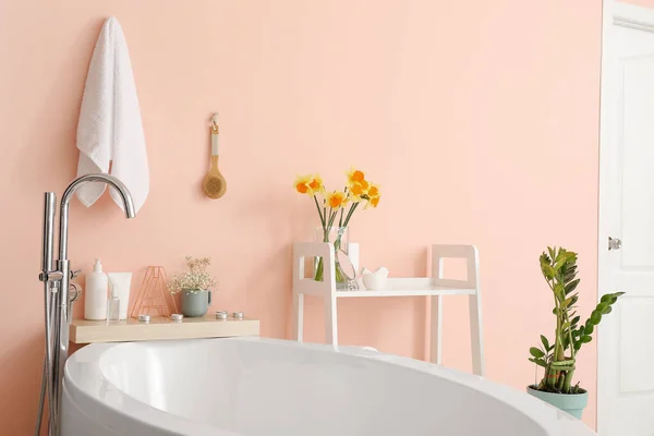 新鮮な花とバスルームのインテリア — ストック写真