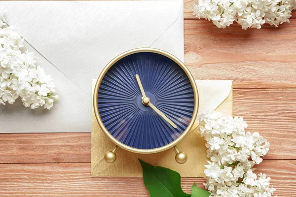 Relógio Despertador Flores Com Envelopes Sobre Fundo Madeira Hora Primavera — Fotografia de Stock