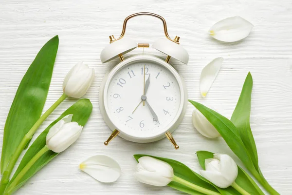 Будильник Квіти Білому Дерев Яному Тлі Весняний Час — стокове фото