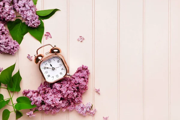 Väckarklocka Och Blommor Trä Bakgrund Vårtid — Stockfoto