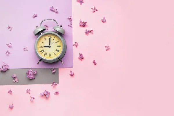 Relógio Despertador Flores Fundo Cor Hora Primavera — Fotografia de Stock