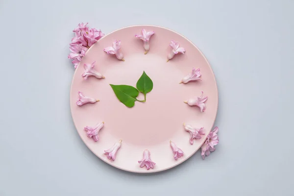 Clock Made Plate Flowers Grey Background Spring Time — Stock Photo, Image