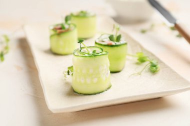 Masada lezzetli salatalıklı börek tabağı.