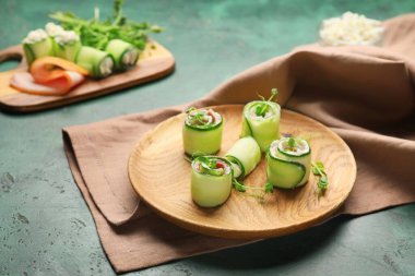 Renkli lezzetli salatalıklı tabak.