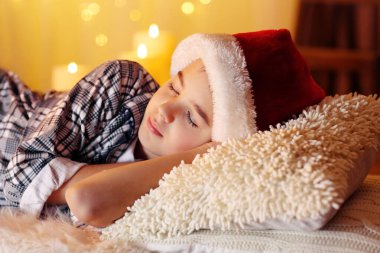 Küçük çocuk şöminenin yanında uyuyor.