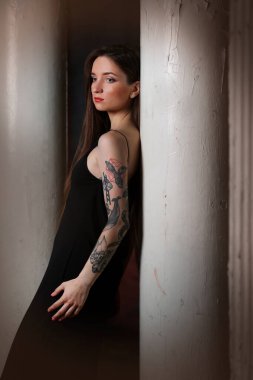 Odada güzel genç bir kadın var.