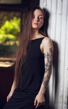 Pencerenin yanındaki genç bayan.