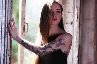 Pencerenin yanındaki genç bayan.