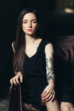 Odada oturan genç kadın.