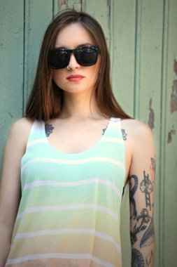 Eski duvar arka plan üzerinde genç kadın