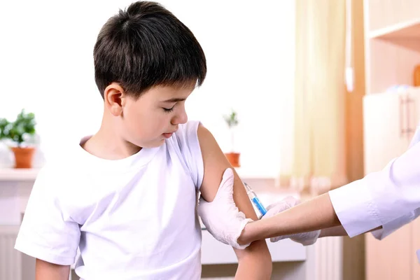 Pojke Och Vaccinspruta — Stockfoto