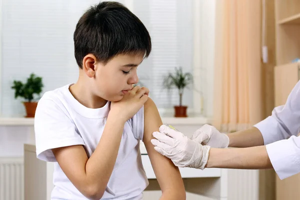 Pojke Och Vaccinspruta — Stockfoto