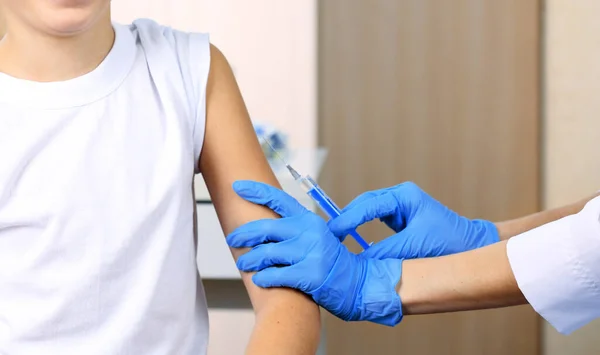 Pojke Och Vaccinspruta — Stockfoto