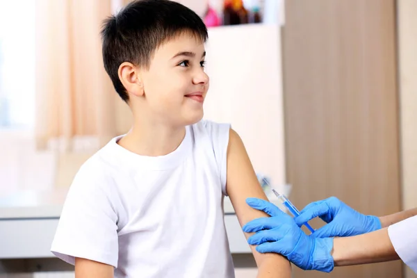 Pojke Och Vaccinspruta — Stockfoto