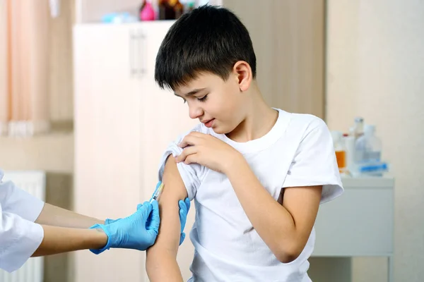 Pojke Och Vaccinspruta — Stockfoto