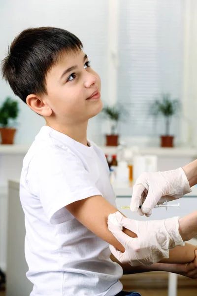 Pojke Och Vaccinspruta — Stockfoto