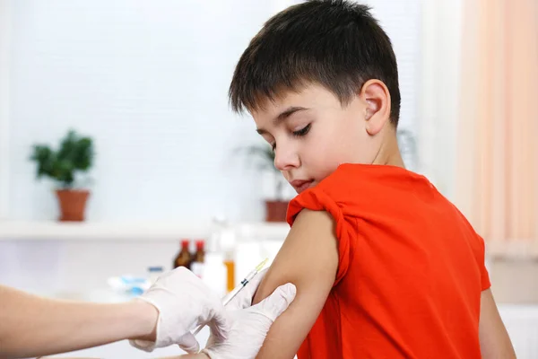 Pojke Och Vaccinspruta — Stockfoto