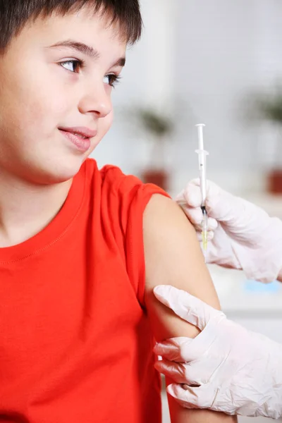 Fiú Vakcina Fecskendő — Stock Fotó