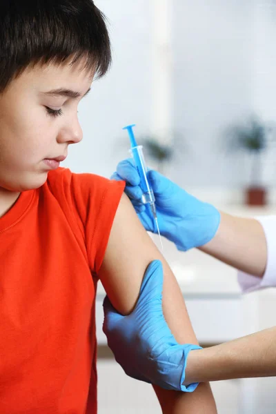 Chlapec Očkovací Stříkačka — Stock fotografie