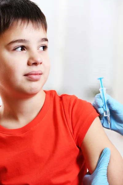 Chlapec Očkovací Stříkačka — Stock fotografie