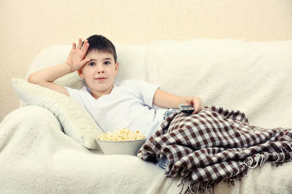 Menino Assistindo Casa — Fotografia de Stock