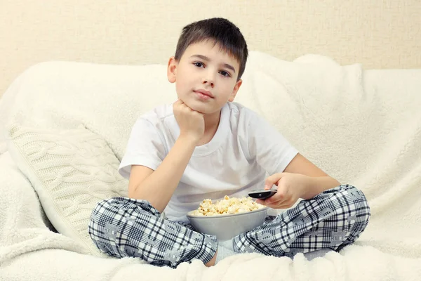 Ragazzo Guardando Casa — Foto Stock