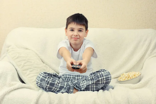 Niño Viendo Televisión Casa —  Fotos de Stock