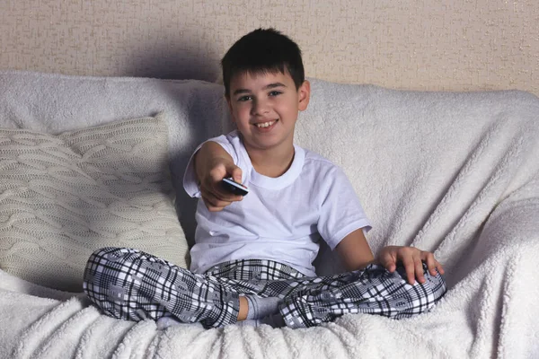 Ragazzo Guardando Casa — Foto Stock