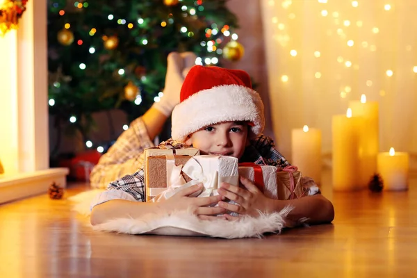 Liten Pojke Ligger Nära Öppen Spis Rummet — Stockfoto