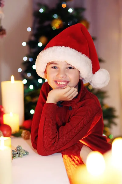 Menino Chapéu Santa Perto Lareira Quarto — Fotografia de Stock