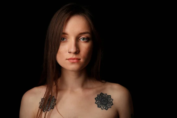 Jonge Vrouw Met Tatoeage Donkere Achtergrond — Stockfoto