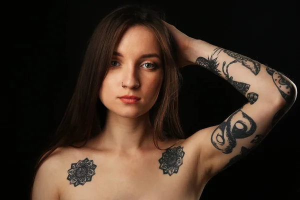 Mujer Joven Con Tatuaje Sobre Fondo Oscuro — Foto de Stock