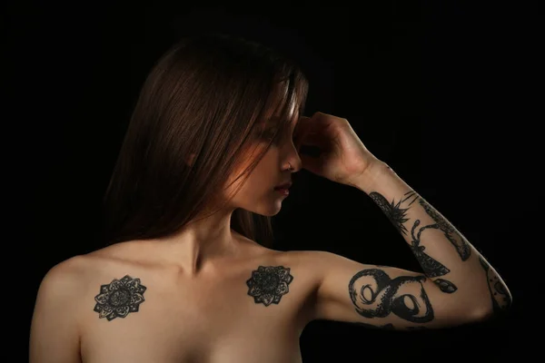Młoda Kobieta Tatuażem Ciemnym Tle — Zdjęcie stockowe