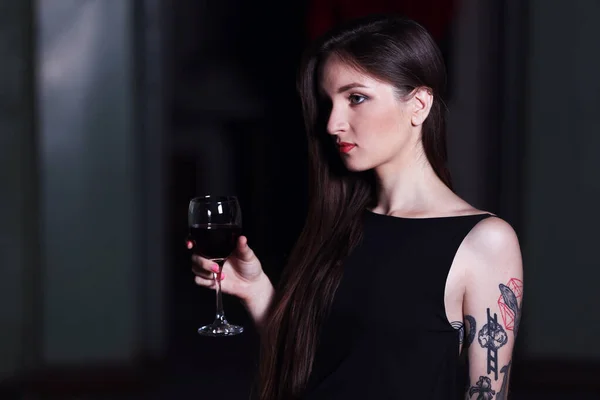 Ung Kvinna Med Glas Rött Vin Rummet — Stockfoto