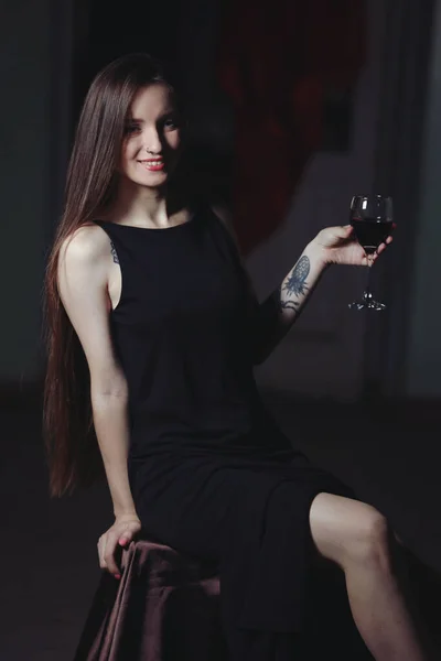 Jovem Com Copo Vinho Tinto Quarto — Fotografia de Stock