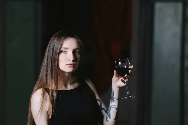 Jovem Com Copo Vinho Tinto Quarto — Fotografia de Stock