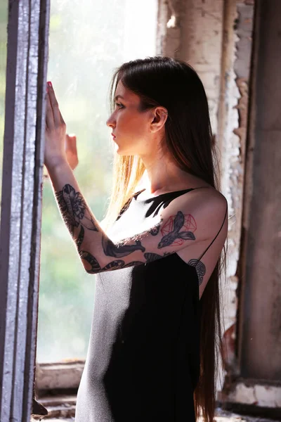 Ung Kvinna Nära Fönstret — Stockfoto