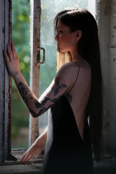 Pencerenin Yanındaki Genç Bayan — Stok fotoğraf