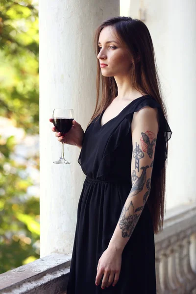 Jovem Com Copo Vinho Tinto Fora Entre Colunas — Fotografia de Stock