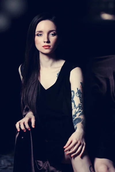 Vacker Flicka Med Tatuerad Kropp — Stockfoto