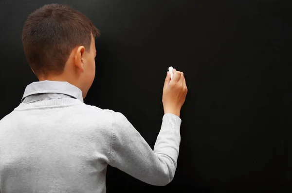 Tampilan Kembali Anak Sekolah Muda Menulis Papan Tulis — Stok Foto