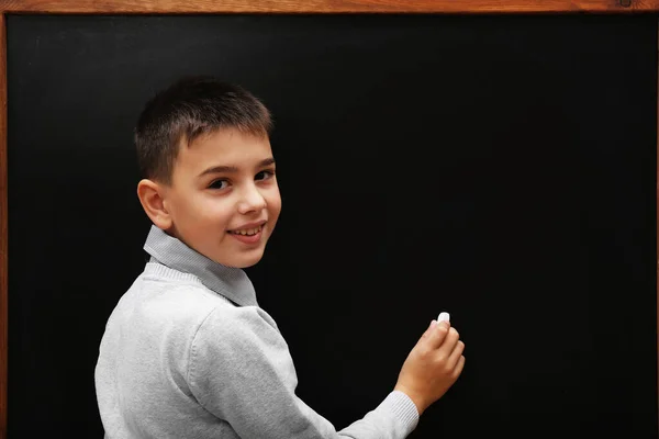 Junge Süße Schüler Schreiben Der Tafel — Stockfoto