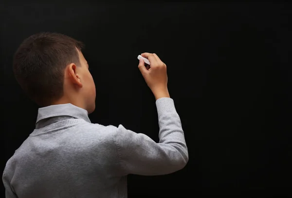 Tampilan Kembali Anak Sekolah Muda Menulis Papan Tulis — Stok Foto