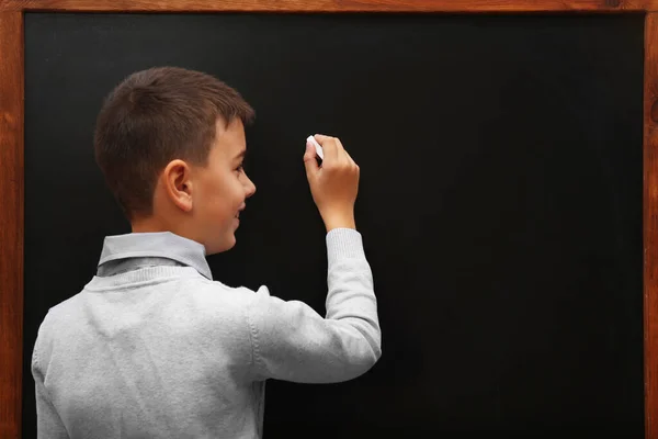 Tampilan Kembali Anak Sekolah Muda Menulis Papan Tulis — Stok Foto