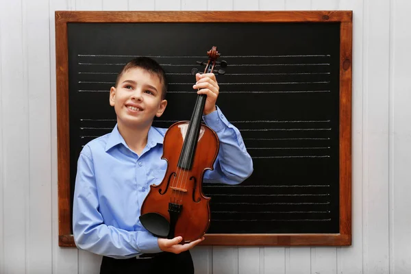 Jonge Leuke Schooljongen Houden Van Viool Het Schoolbord — Stockfoto